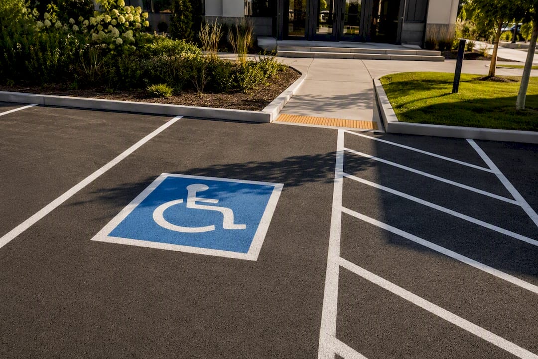 Place accessible près de l’entrée d’un immeuble